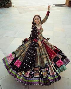 Lehenga Choli de Seda de Diseño para Mujer, Lehenga Étnica Tradicional Estampada con Dupatta |   Ropa Festiva y para Bodas - Product Image 2