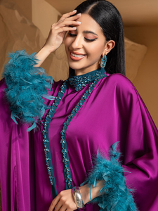 Robe de soirée ample de luxe AN11750, style vintage, violette, coupe trapèze, longueur cheville, pour l'Aïd et le Ramadan, ensemble 2 pièces : Abaya papillon + Cape à plumes - Product Image 5