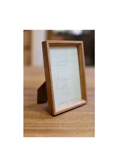 Elegante marco de fotos de madera hecho a mano para galerías de pared tradicionales, que realza la decoración de pasillos, dormitorios y oficinas. - Product Image 1