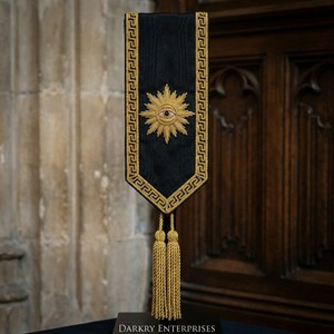 Écharpe maçonnique en soie moirée noire avec broderie fil doré motif Œil tout-voyant et soleil, bordure clé grecque, personnalisée pour loge, avec pompons - Product Image 1
