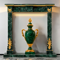 Urne élégante en malachite plaquée or 24 carats, sculptée à la main, design Art Déco écologique, personnalisable, pour une décoration intérieure haut de gamme
