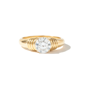 Bague de fiançailles de luxe en or massif 10K 14K, à bande épaisse, avec diamant moissanite de laboratoire rond brillant et motif côtelé doré - Product Image 1
