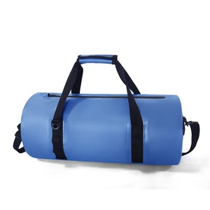 Sac de sport en PVC vert 50-70L avec sangles noires et poignée supérieure - Product Image 5