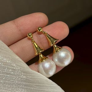 Pendientes Largos de Moda Francesa de Alta Gama, Diseño Exquisito de Cuentas Casi Redondas, Versátiles para Mujeres con Estilo Fresco y Juvenil - Product Image 1