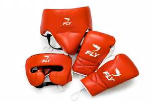 Ensemble de boxe de qualité supérieure de couleur orange avec logo personnalisé, fabriqué en cuir véritable avec lacets à boucles et crochets antidérapants pour le Muay Thai - Product Image 1