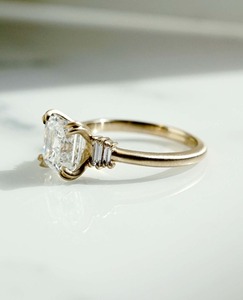 แหวนทองคำขาว 14K ทรง Asscher Cut ประดับเพชรเม็ดเดี่ยว 2.50 กะรัต ตัวเรือนแบบ Double 4 Claw Setting สำหรับเพชรที่ได้รับการรับรองความใส VS+ เหมาะสำหรับเป็นเครื่องประดับเจ้าสาวในงานแต่งงาน - Product Image 2