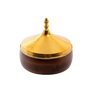 Casserole de service en bois au design tendance avec couvercle martelé en acier inoxydable poli or, pot de service alimentaire - Product Image 3
