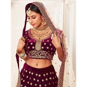 ชุดเจ้าสาวผ้ากำมะหยี่ปักสีม่วงดึงดูดใจ lehenga choli - Product Image 5