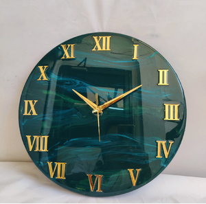 Reloj de Pared Digital de Resina con Números Romanos de Latón, Diseño Moderno con Patrón de Dibujos Animados, Funciona con Batería, para Decoración Navideña y Regalos - Product Image 1