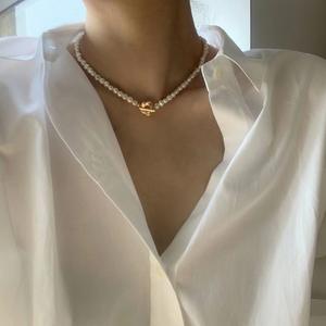 Collar de Perlas de Agua Dulce Naturales de Zhuji, Estilo Simple, Barroco Irregular, Cadena con Cierre OT y Cadena de Clavícula con Flor de Ciruelo - Product Image 1