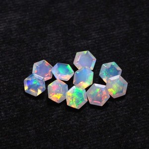 Opale blanche naturelle d'Éthiopie, taille hexagonale, pierre précieuse non montée de 8 mm, facettée, transparente et colorée avec jeu de couleurs pour la joaillerie - Product Image 4