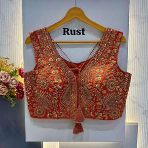 Blouse Prête-à-Porter Entièrement Cousue en Soie Italienne, Tricotée avec Motifs de Broderie et Perles de Créateur - Product Image 6