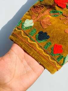 Chaqueta de Terciopelo Suzani Hecha a Mano, Estilo Étnico Bohemio, Bordada, para Festivales, Chaqueta Corta Bordada Estilo Boho - Product Image 6