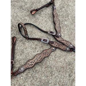 Ensemble de tack de cheval en cuir de qualité supérieure rose vif Headstall de cheval et collier de poitrine avec la conception incurvée florale - Product Image 1