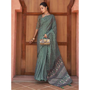 Saree à couper le souffle en crêpe imprimé numérique vert saree - Product Image 1