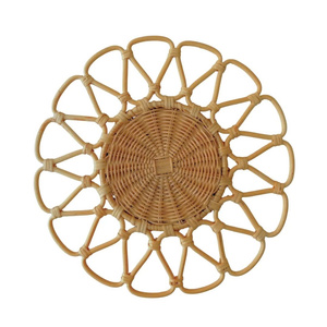 Al por mayor: Salvamanteles de ratán artesanal con forma de pétalo de girasol para decoración de mesa en el hogar, hoteles, resorts y restaurantes. - Product Image 1