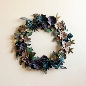 Impresionante corona floral metálica con flores azules profundos, suculentas y hojas de bronce, un hermoso adorno para espacios elegantes - Product Image 1