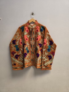 เสื้อแจ็คเก็ตกำมะหยี่สีส้มสไตล์วินเทจสำหรับผู้หญิง งานปักลายดอกไม้สีสันสดใส ทำมือ สไตล์ชาติพันธุ์โบฮีเมียน ขายส่งสำหรับส่งออก - Product Image 1