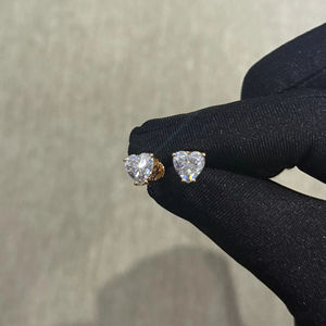 Testeur de diamants - Test réussi - Boucles d'oreilles minimalistes en argent 925 plaqué or 14 carats avec moissanite en forme de cœur de 2 carats pour cadeau de mariage - Product Image 1