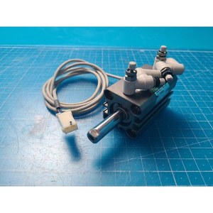 Cylindre pneumatique compact CKD FL288664 SSD-KLF-20-25, utilisé comme pièce détachée pour équipement semi-conducteur d'occasion - Product Image 1