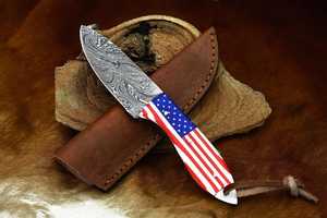 Couteau de chasse artisanal en acier Damas avec manche à motif drapeau américain et étui en cuir, lame à pointe tombante - Product Image 2