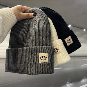 Gorro de Punto Unisex con Parche Bordado de Cara Sonriente, Gorro Acrílico Cálido de Invierno para Adultos - Product Image 1