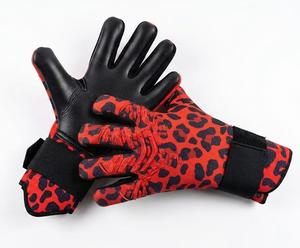 Guantes de portero de fútbol con estampado de leopardo rojo, con correa ajustable para la muñeca, protección completa para los dedos, equipo deportivo unisex - Product Image 1