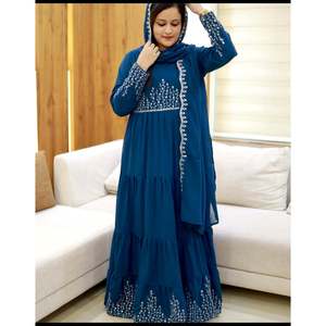 Robes de soirée, magnifique robe à volants et dupatta avec broderie et sequins pour les fêtes - Product Image 6