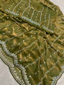 Sari en soie vert olive avec bordure brodée de perles et chemisier assorti pour les occasions de mariage, vêtement traditionnel pour femmes, longueur au sol - Product Image 3