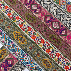 Dentelles brodées multicolores avec des détails vibrants, idéales pour les vêtements, les accessoires, l'artisanat, la décoration intérieure et les créations originales. - Product Image 1