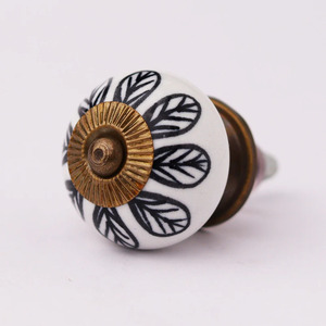 Boutons en céramique faits à la main en gros, blancs et noirs, à motif floral, poignées de porte rondes, tirants de tiroir, lot en vrac - Product Image 3