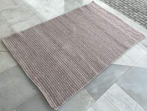 Tapis à rayures tricoté à la main, texture épaisse, prix d'usine, fabriqué en polyester, idéal pour les intérieurs de luxe et l'extérieur. - Product Image 5