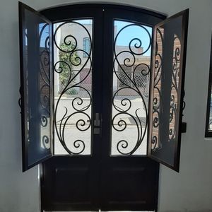 Puerta Principal de Hierro Forjado Hecha a Mano: Puerta Exterior Personalizada de Primera Calidad con Elegante Trabajo en Hierro y Seguridad Superior - Product Image 4
