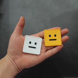 Patch en caoutchouc carré 3D en relief, motif visage, à coudre, blanc et jaune, pour cadeaux - Product Image 1