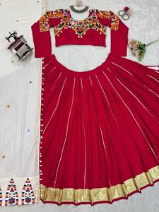 Lehenga Choli semi-cousu en soie de rayonne de qualité supérieure avec Pata doré, Patti argenté, miroir véritable et travail de dentelle Kodi, style Chini Stitch - Product Image 5