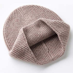 Gorro de Punto Acanalado de Primera Calidad - Gorro de Invierno Cómodo y Elegante Unisex - Gorro de Punto Acanalado Minimalista Color Malva - Product Image 3