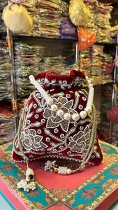 Sacs Potli en soie brodés à la main avec des motifs de fleurs et de feuilles indiens, magnifiques sacs Potli en soie Latkan pour femmes, pour les mariages - Product Image 1