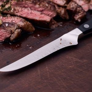 Couteau à steak noir avec manche noir, lame à bord lisse argentée et triple rivets pour couper le bœuf cuit et les repas à table - Product Image 4