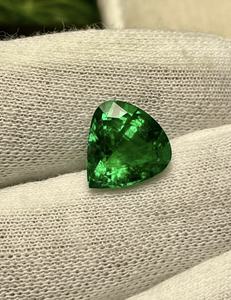 Esmeralda Natural de Zambia en Forma de Corazón, Corte Ovalado Verde Intenso, Gema Suelta para Joyería - Product Image 4