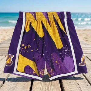 Shorts de basket-ball pour hommes à imprimé géométrique violet et jaune avec bande latérale, taille élastique, respirant, style sportif - Product Image 4