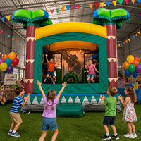 Château gonflable commercial sur le thème de la jungle avec murs en filet, palmiers et zone de jeu interactive pour enfants