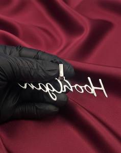 Colgante de Diamante Hooligan Script con Engaste de Canal, Corte Brillante Redondo, Lujoso Amuleto Unisex - Product Image 3