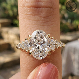 Bague de fiançailles solitaire pour femme avec diamant de laboratoire certifié IGI, pierres latérales en diamant de laboratoire ovale VVS, bijoux personnalisés - Product Image 1