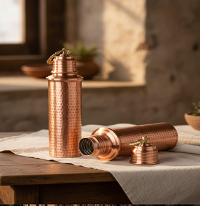 Paire de bouteilles d'eau rustiques en cuivre martelé, avec bouchons à vis et poignées vintage, disponibles à prix de gros. - Product Image 1