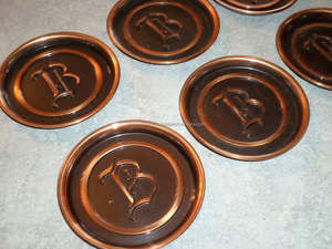 Posavasos redondos Royal Vintage en metal de primera calidad con diseño antiguo perfecto para accesorios de mesa elegantes Juego de 8 piezas - Product Image 3