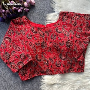 Colección de blusas listas para usar de algodón Ajrakh con diseño estampado de excelente calidad, del último modelo, proveedor de Surat. - Product Image 1