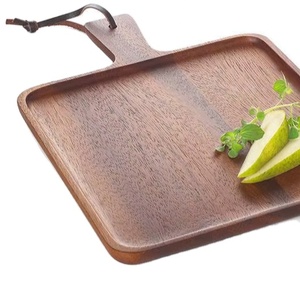Planche de service carrée en bois avec poignée Plateau de cuisine écologique Plateau en bois rustique pour la préparation et le service des aliments - Product Image 1