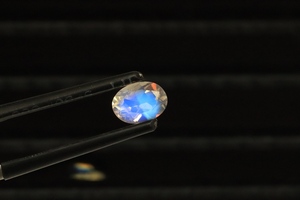 Impresionante piedra preciosa de piedra lunar arcoíris - Gemas de piedra lunar arcoíris de forma ovalada de 7x5 mm - Piedra de fuego azul suelta, regalo para ella - Product Image 6