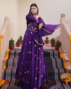 Traje Anarkali morado tradicional para mujer, de manga 3/4, en crepé de seda Rangoli, semicosturado, para bodas y fiestas. - Product Image 5
