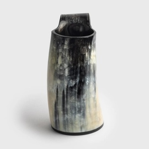 Mug en corne de buffle de qualité supérieure, fait main, pour bar à domicile et collection de cadeaux, disponible à la vente - Product Image 1
